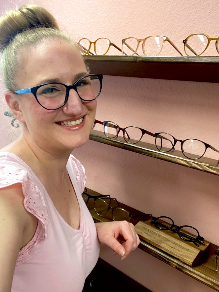 Anne Neil, Augenoptikmeisterin, in ihrem Geschäft vor einem Brillenregal