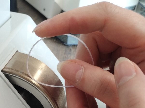 Eine Brillenfassung wird von Hand an der Maschine bearbeitet