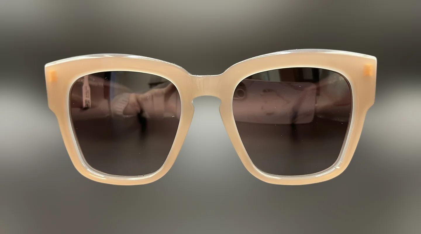Breite Sonnenbrille in Creme-Beige mit braunen Gläsern