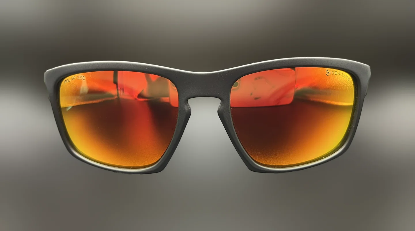 Sportsonnenbrille mit dunklem Rahmen und orange verspiegelten Gläsern
